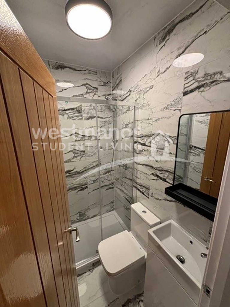 En suite bathroom