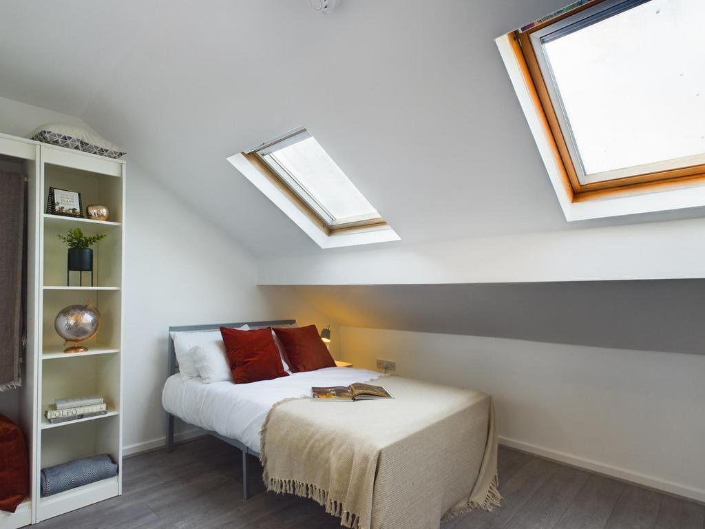 This inviting double bedroom features stylish d...