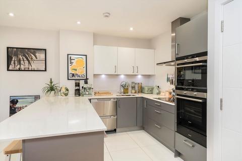 2 bedroom flat for sale, Grove Park, London SE5
