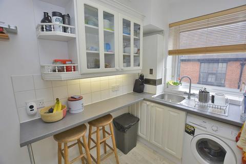 2 bedroom flat to rent, St Andrews Court, Waynflete Street, Earlsfield
