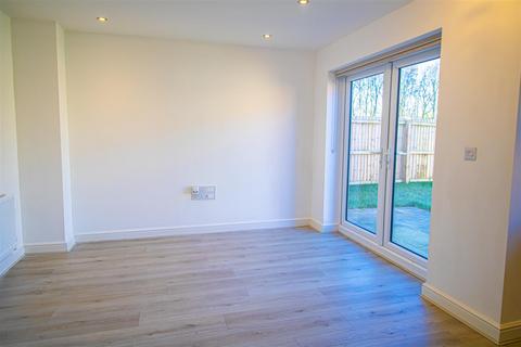 3 bedroom semi-detached house to rent, 3-Bed Semi-Detached House to Let on Diver Road, Fulwood, Preston