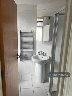 Studio to rent, Audley Road, London, NW4