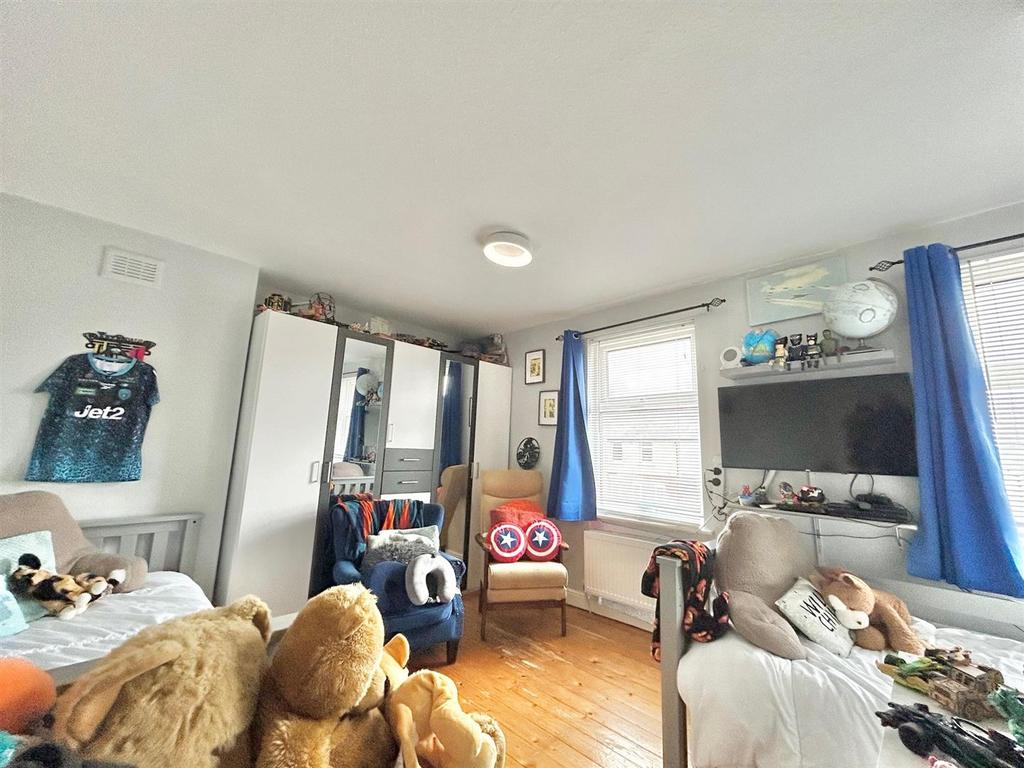Bedroom 1.jpg