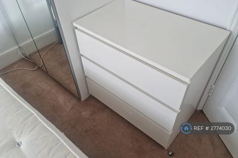 1 bedroom in a flat share to rent, Finchley Central, London, N3