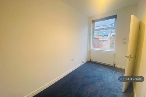 3 bedroom terraced house to rent, Thornton Road, Manchester, M14