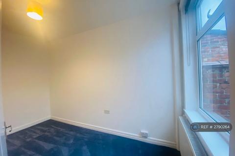 3 bedroom terraced house to rent, Thornton Road, Manchester, M14