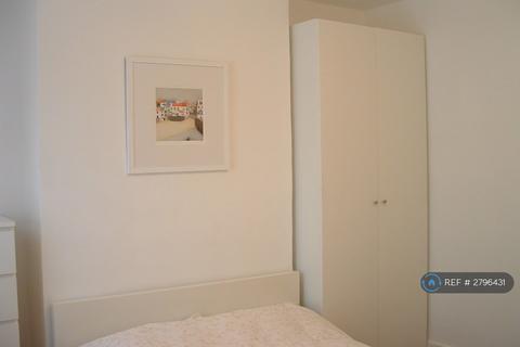 undefined, Dolphin Road, Slough, SL1