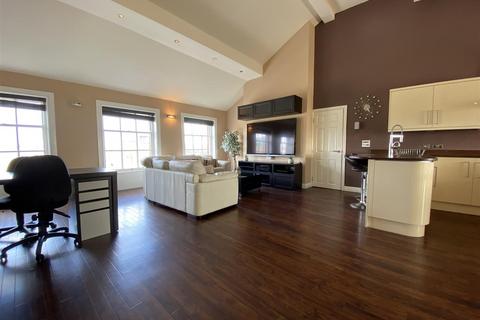 2 bedroom apartment to rent, The Crescent, Salford
