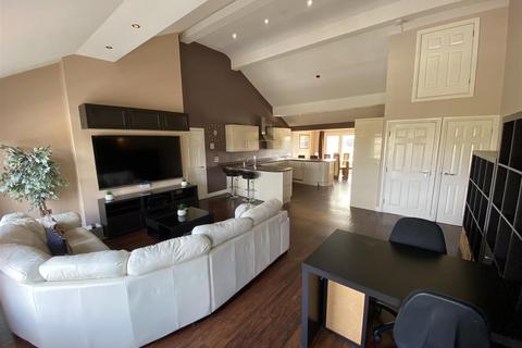 2 bedroom apartment to rent, The Crescent, Salford