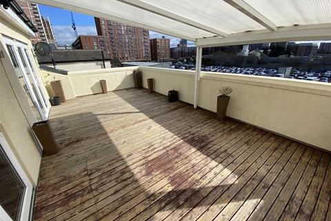 2 bedroom apartment to rent, The Crescent, Salford