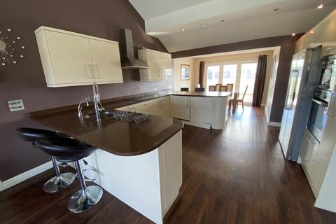 2 bedroom apartment to rent, The Crescent, Salford