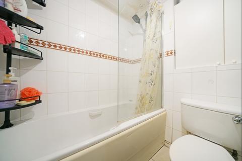 2 bedroom flat to rent, Cadnam Lodge, Schooner Close, London, E14
