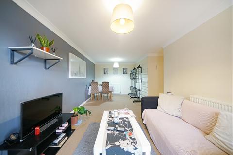 2 bedroom flat to rent, Cadnam Lodge, Schooner Close, London, E14