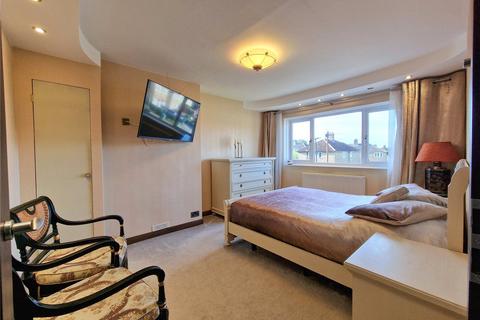 3 bedroom semi-detached house for sale, Basket Gardens, London SE9