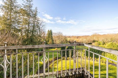2 bedroom flat for sale, Oatlands Drive, Weybridge KT13
