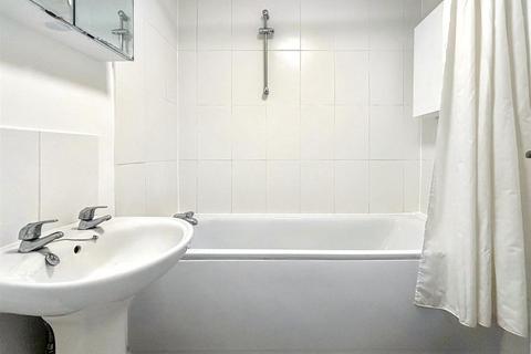 2 bedroom flat for sale, South Street, Eastbourne