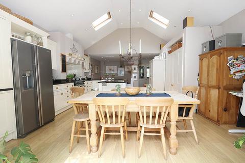 undefined, Thames Avenue, Pangbourne - Walk to shops & train station to London