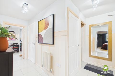 2 bedroom flat for sale, WYLIE GARDENS, BASINGSTOKE, HAMPSHIRE, RG24