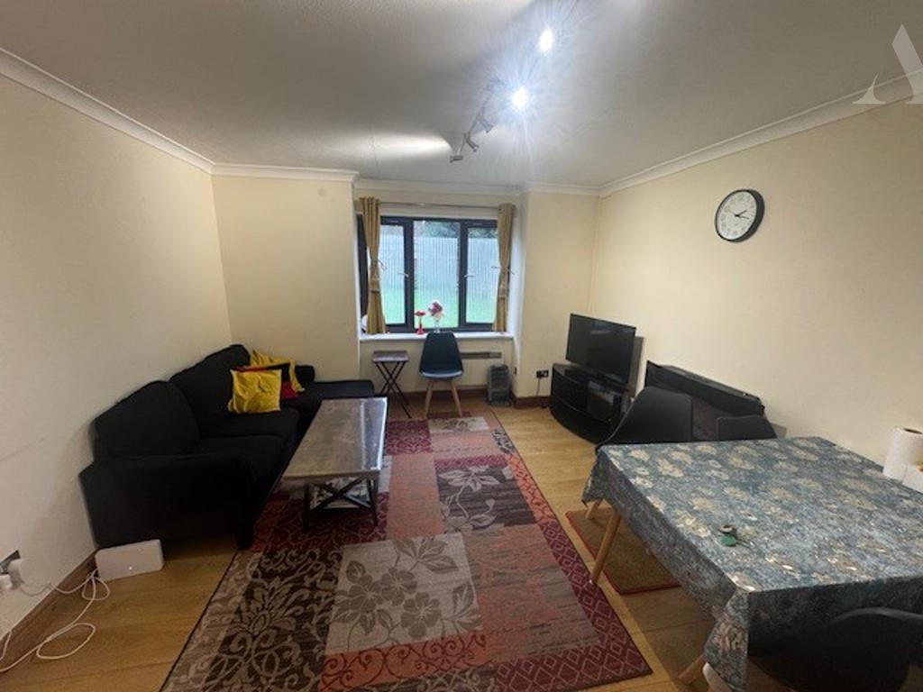Flat 3 Gilbertstone Court lounge.jpeg