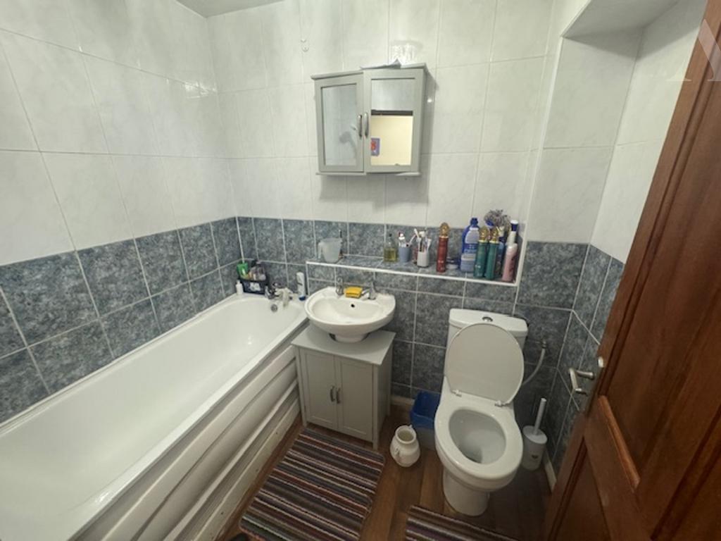 Flat 3 Gilbertstone Court Bathroom.jpeg