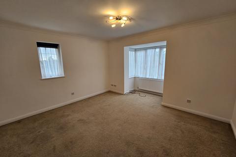 2 bedroom flat to rent, PRIORY FIELD DRIVE
