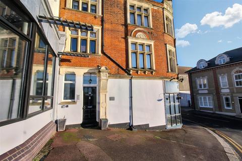 2 bedroom flat to rent, Quarterdeck, 11-13 Leigh Hill, Leigh On Sea