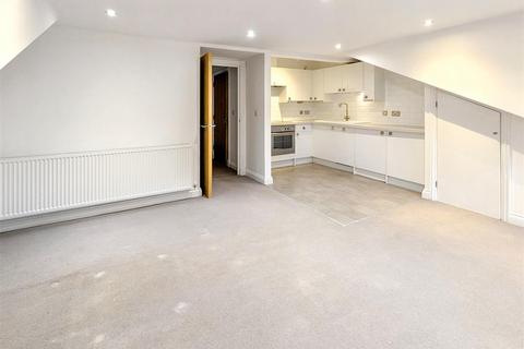 2 bedroom flat to rent, Quarterdeck, 11-13 Leigh Hill, Leigh On Sea