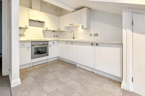 2 bedroom flat to rent, Quarterdeck, 11-13 Leigh Hill, Leigh On Sea