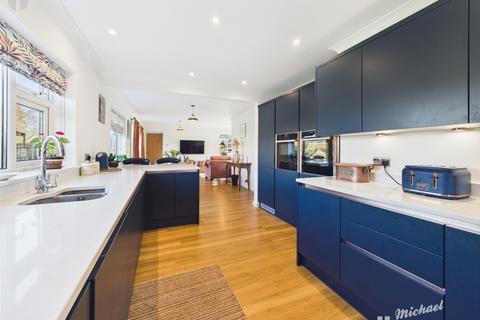 4 bedroom detached house for sale, King Edward Avenue, Aylesbury