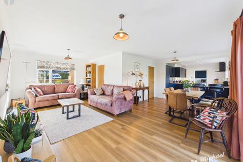 4 bedroom detached house for sale, King Edward Avenue, Aylesbury