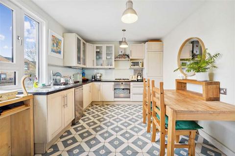 2 bedroom flat for sale, Brixton Hill, London SW2
