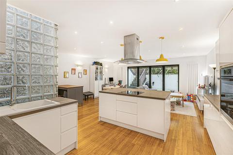 undefined, Victoria Road, Kingston Upon Thames KT1