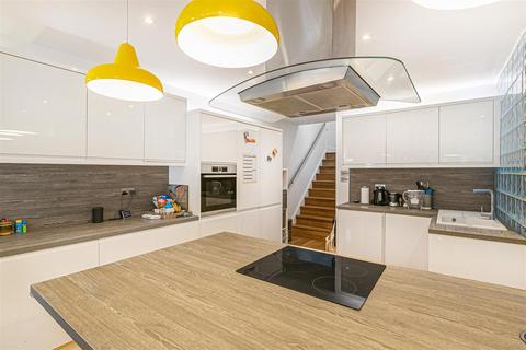 undefined, Victoria Road, Kingston Upon Thames KT1