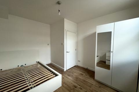 2 bedroom flat to rent, South Lambeth Road, SW8