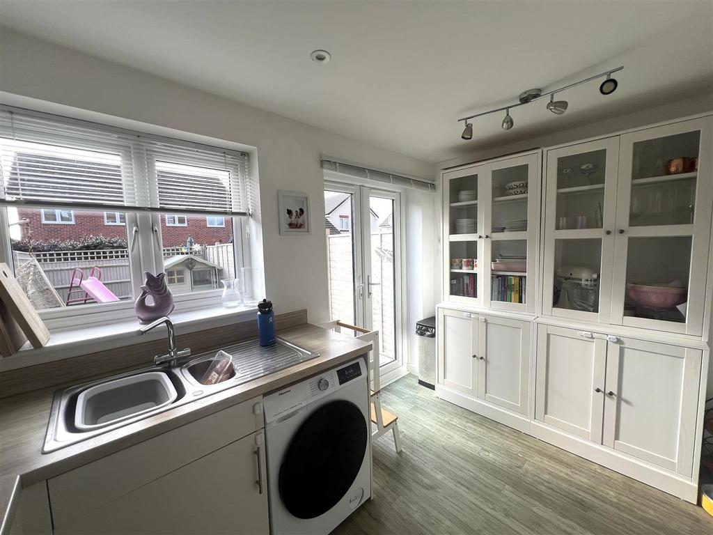 Kitchen (2).JPG