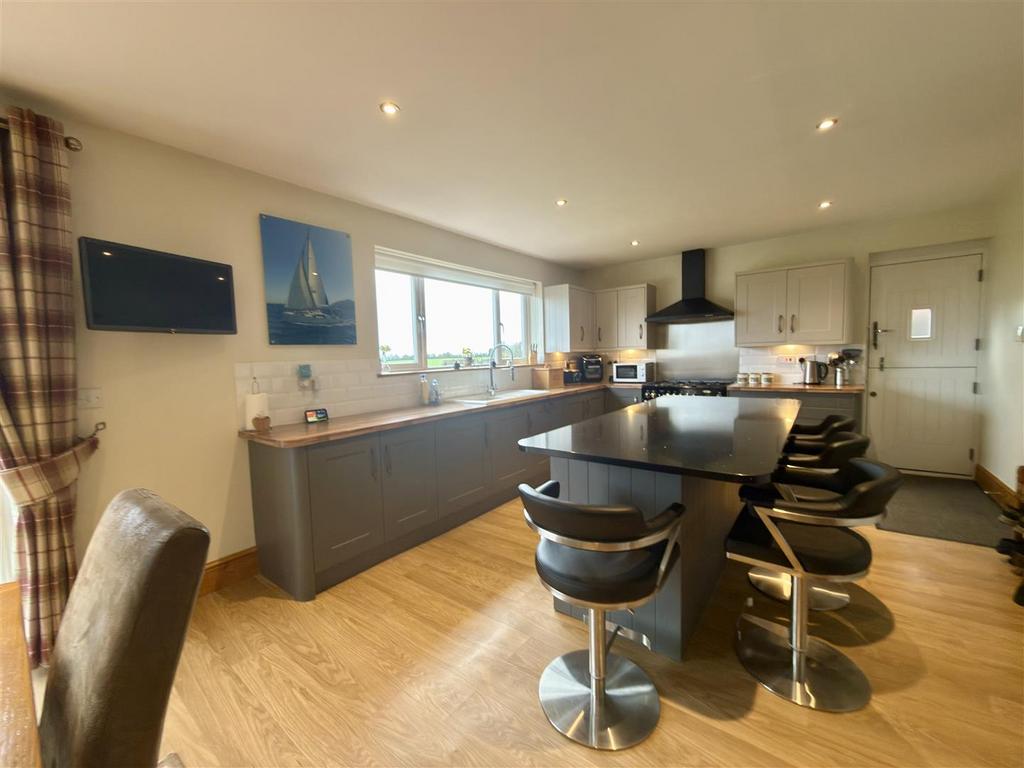 Lounge/Dining Area/Kitchen