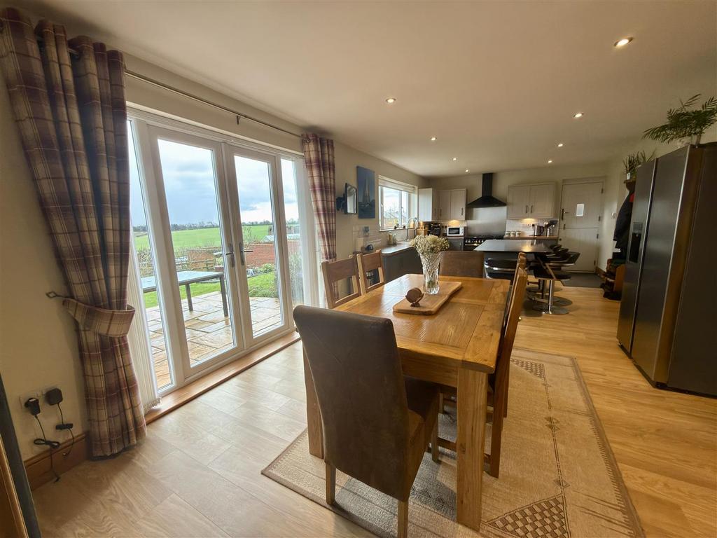Lounge/Dining Area/Kitchen