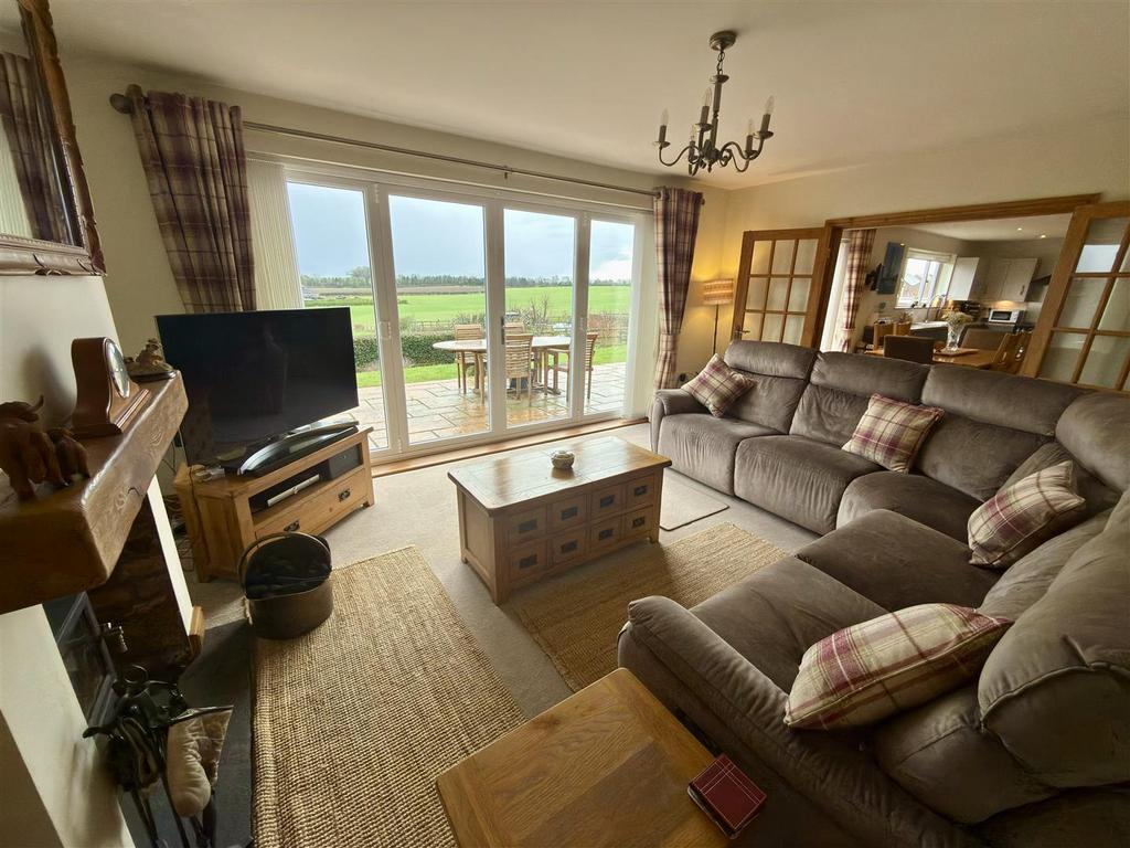 Lounge/Dining Area/Kitchen