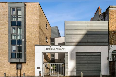 undefined, Commercial Road, London, E14