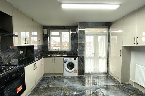 3 bedroom flat for sale, Norwood Close, Southall