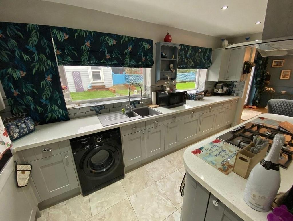 Kitchen 2.jpeg