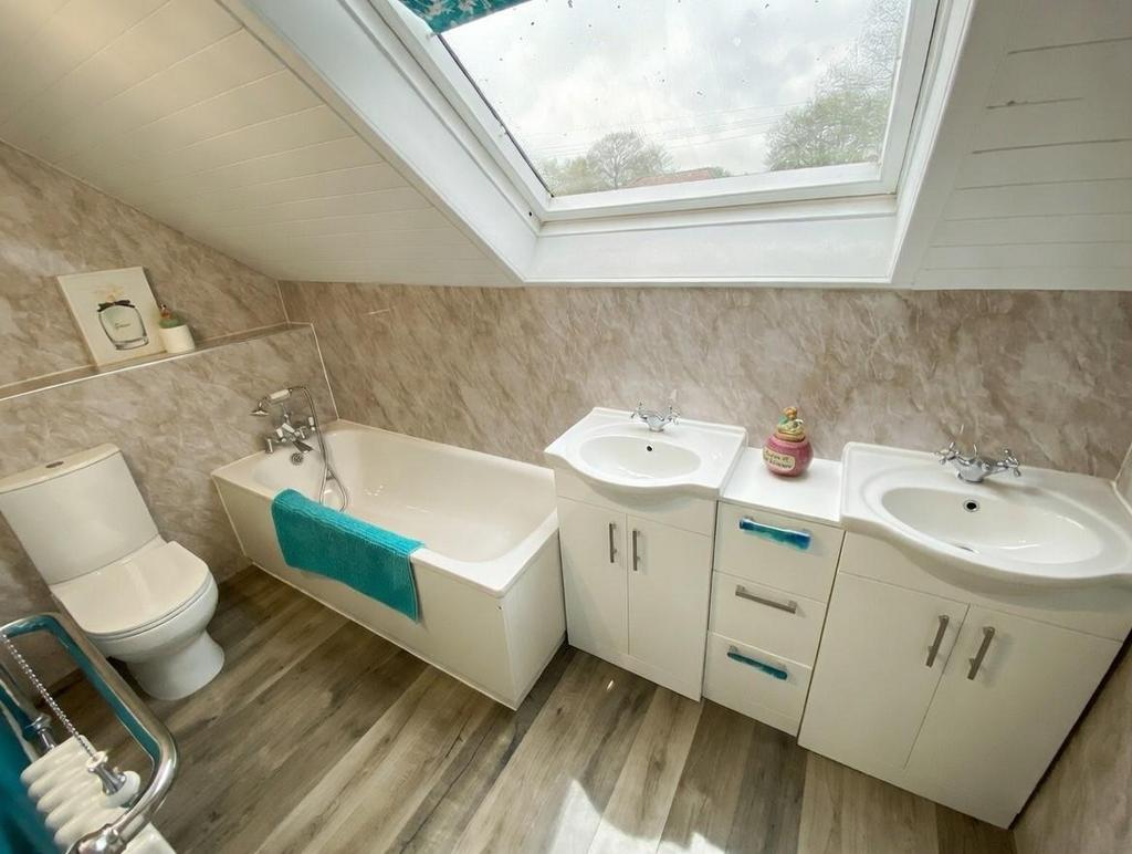Main bathroom.jpeg