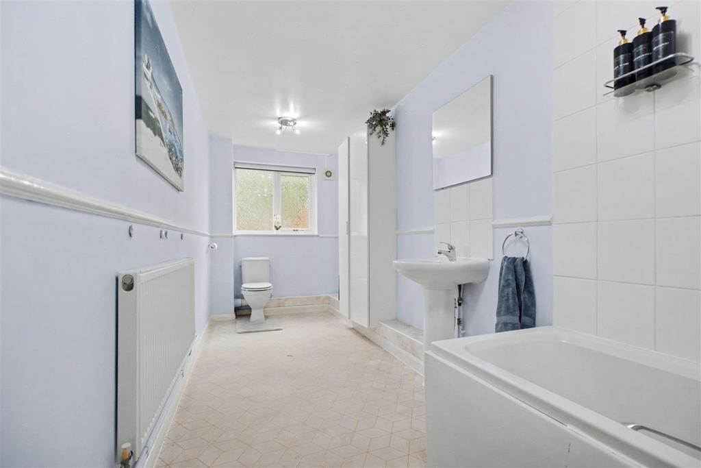Bathroom 1.jpeg