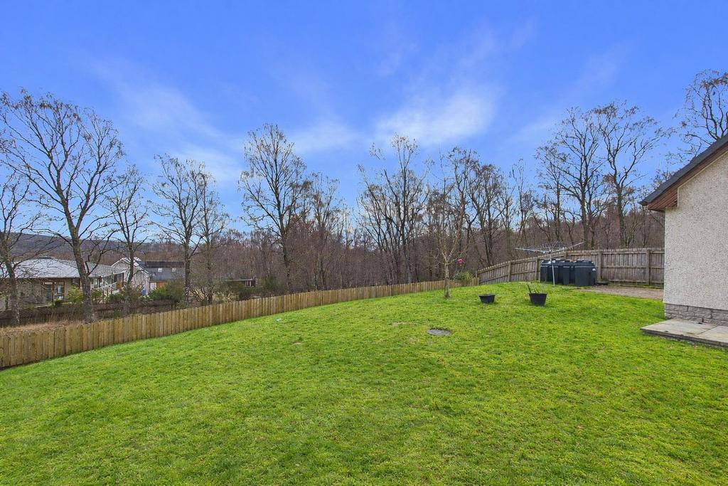 Rear garden 2.jpg