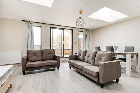 3 bedroom apartment to rent, Amesbury Avenue, Streatham Hill SW2