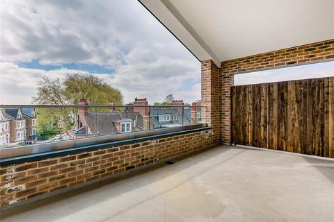 3 bedroom apartment to rent, Amesbury Avenue, Streatham Hill SW2