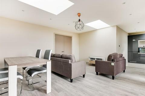 3 bedroom apartment to rent, Amesbury Avenue, Streatham Hill SW2