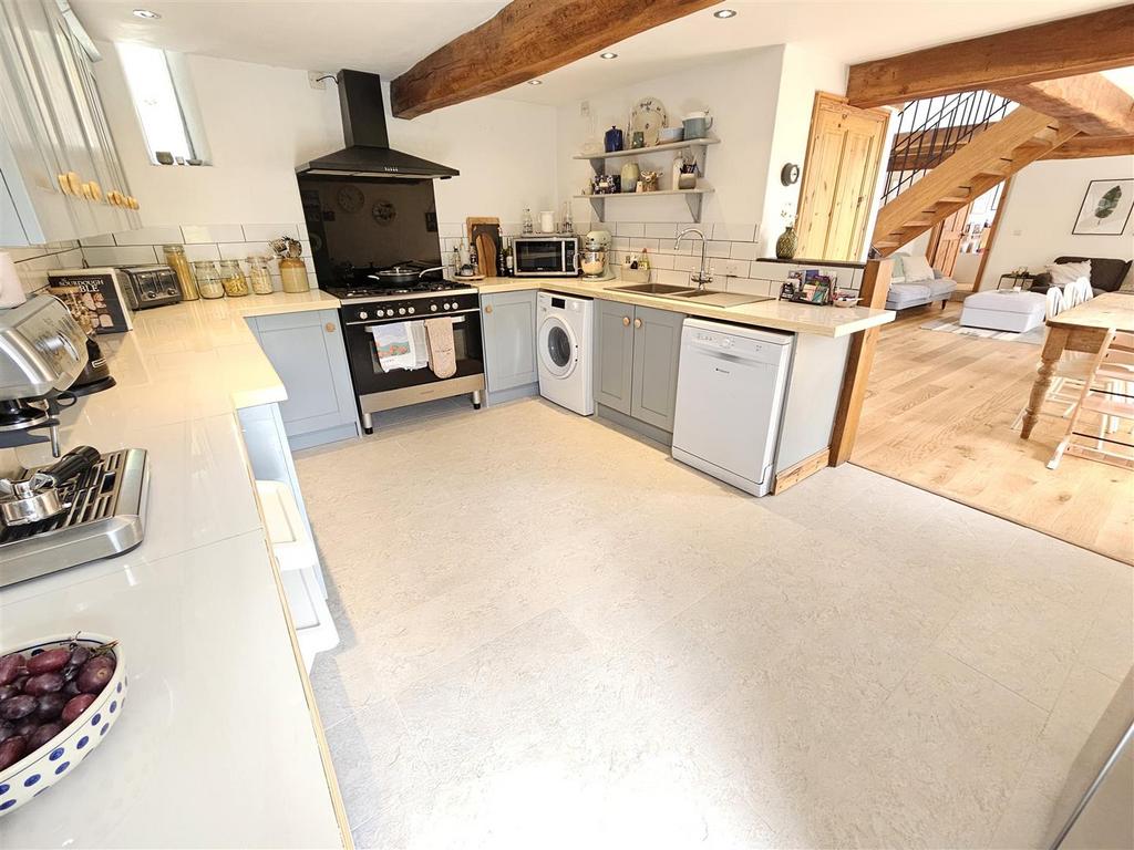 Kitchen (2).jpg