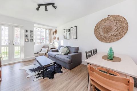 2 bedroom flat for sale, Hayward Gardens, London SW15