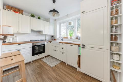 2 bedroom flat for sale, Hayward Gardens, London SW15